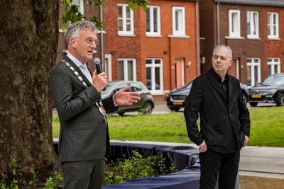 Burgemeester Janssen onthult kunstwerk op KVL-terrein.
