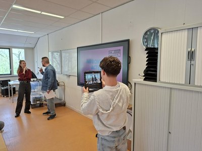 Leerling filmt docenten