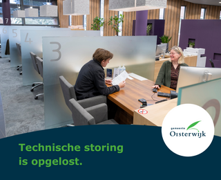 twee vrouwen tegenover elkaar aan bureau