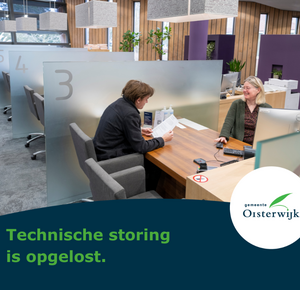 twee vrouwen tegenover elkaar aan bureau