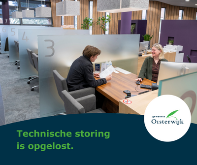 twee vrouwen tegenover elkaar aan bureau