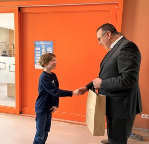 wethouder Dion Dankers en Olivier schudden elkaar de hand