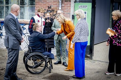 Koningin Maxima in gesprek met een vrouw in rolstoel