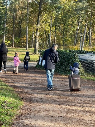 Asielzoekers wandelen op vakantiepark de Reebok