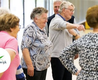 Ouderen op de foto die in beweging zijn