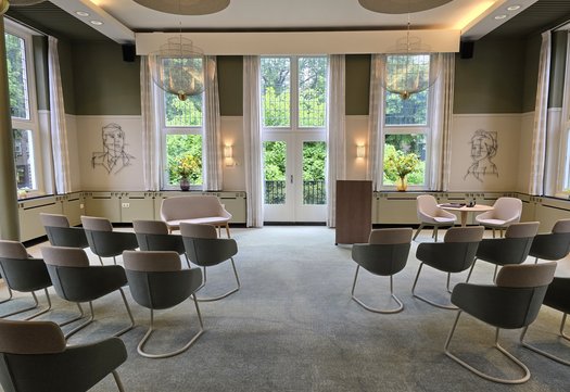 Raadzaal met stoelen
