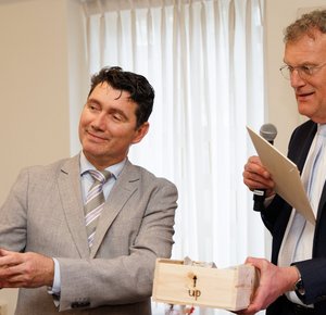 Eric Logister krijgt beeldje uit handen van Hans Janssen