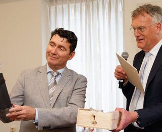 Eric Logister krijgt beeldje uit handen van Hans Janssen