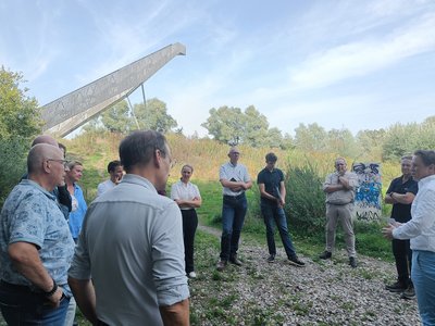 Bestuurders in gesprek bij toren