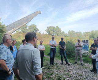 Bestuurders in gesprek bij toren