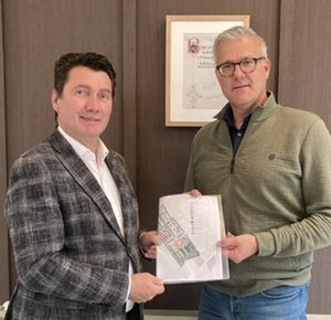 wethouder Eric Logister en Tonny Gerritsen, directeur Lithos bouw en ontwikkeling 