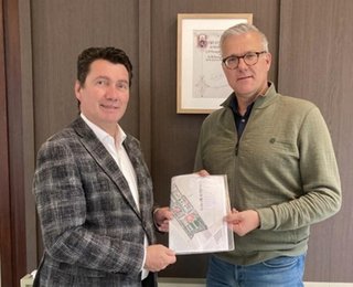 wethouder Eric Logister en Tonny Gerritsen, directeur Lithos bouw en ontwikkeling