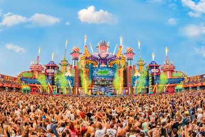 Dansende mensen voor een mainstage