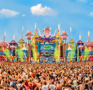 Dansende mensen voor een mainstage 