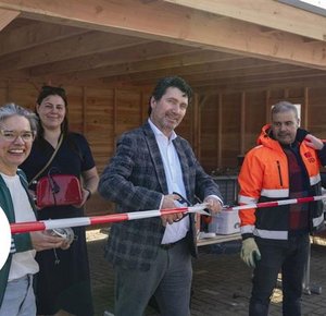 Wethouder Logister knipt lintje Spullenstraat door