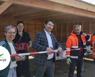 Wethouder Logister knipt lintje Spullenstraat door