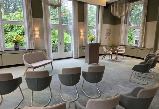 Stoelen in raadzaal