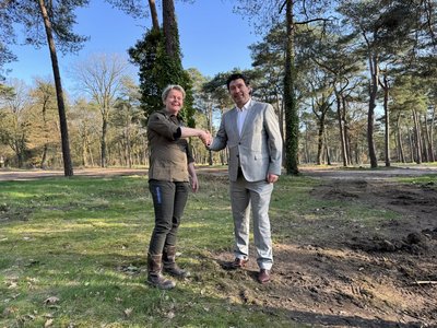 Wethouder Eric Logister en Gerrie Eggels, gebiedsmanager Natuurmonumenten Midden-Brabant