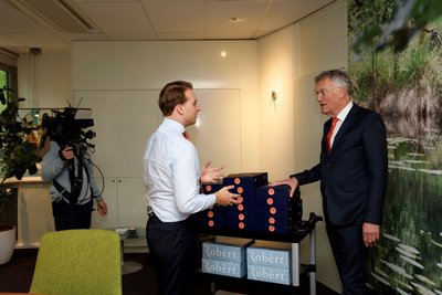 Hans Janssen in gesprek met RTL 4 verslaggever