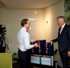 Hans Janssen in gesprek met RTL 4 verslaggever