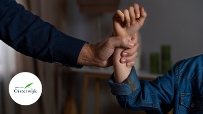 Hand omklemt arm die een gebalde vuist heeft